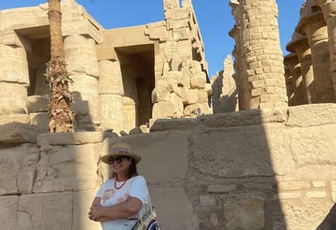 turista de brasil no patio aberto do templo de karnak ,viagem para luxor com  guia de egito 