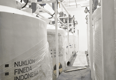 Identitas perusahaan PT Nuklion Fineda Indonesia yang ditampilkan pada peralatan terkait radiasi