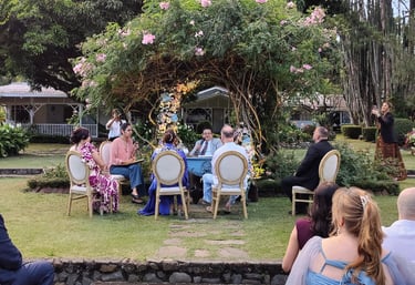 Ceremonia civil con juez casando a los novios en el jardín en boquete