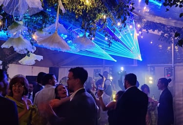 show de laser con gente bailando en boda en boquete