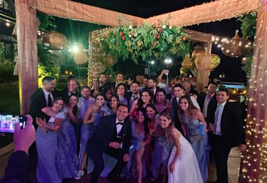 grupo de amigos y novia celebrando en la pista de baile en los molinos