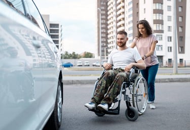 personne en fauteuil roulant en direction du taxi