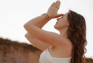 Frau in Yoga-Haltung für Achtsamkeit und Balance beim Yoga-Kurs in Hof bei Salzburg