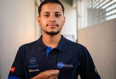 homem usando polo personalizada de uniforme
