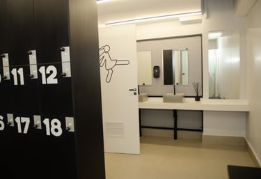 Foto de um vestiario feminino com espelhos e secador de cabelos