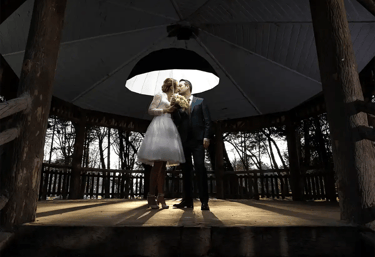 photographe mariage florent lille le touquet saint omera couple standing under a white umbrella