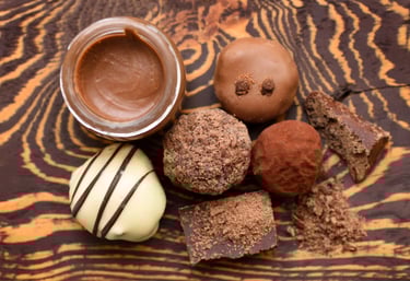 Postres de chocolate con rayadura de cacao natural