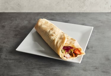 Sprød durum kebab med friske grøntsager og hvidløgssauc