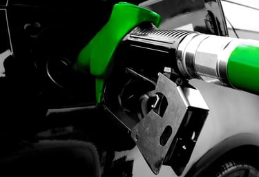 un pistolet d'essence faisant le remplissage de bioéthanol d'une voiture