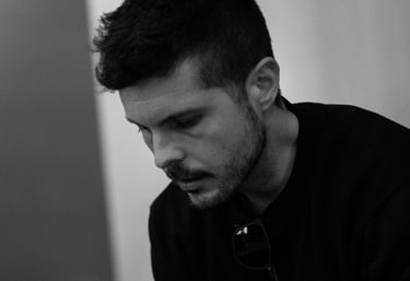 Retrato de Jagoba Ormaetxea, pensador y creador de Mentes Peripatéticas, un podcast sobre filosofía,