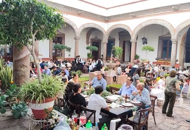 Servicio de catering de barbacoa para primera comunión en patio colonial en Querétaro.