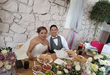 Novios disfrutando barbacoa en servicio de catering para boda en Querétaro.