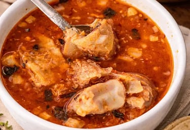 Menudo de res gourmet en caldo rojo con limones y tortillas en Querétaro.
