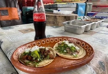 Tacos de barbacoa tradicional con cilantro y cebolla en plato artesanal en Querétaro.