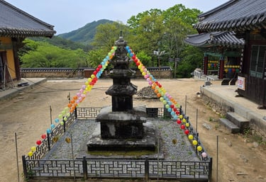 3 storey stone pagoda flanked by Hwaeomgangdang Lecture Hall and Gogeumdang Hall