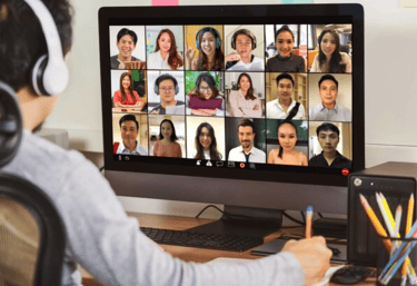 Escuta ativa sendo aplicada em reunião online com equipe engajada
