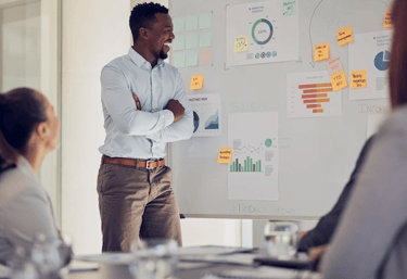 Jovem facilitando liderança colaborativa com equipe híbrida