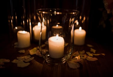 Kerzen in Windlichtern zur Trauerfeier oder Beerdigung
