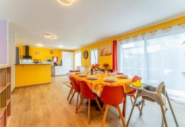 Vaste séjour chaleureux du gîte Le Jardin des Rocailles à Villeneuve-lès-Avignon