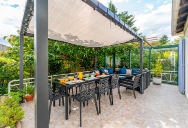 La terrasse ombragée du gîte Le Jardin des Rocailles à Villeneuve-lès-Avignon