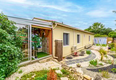 Vue sur le jardin zen au nord de la maison