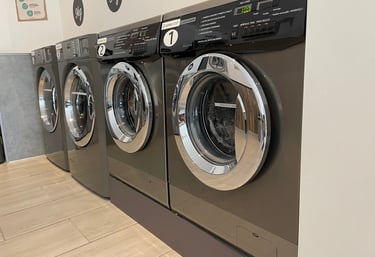 Notre laverie est équipée de machines à laver professionnelles et de sèche-linge grande capacité.
