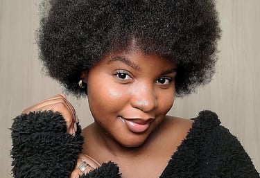 mulher com cabelo afro