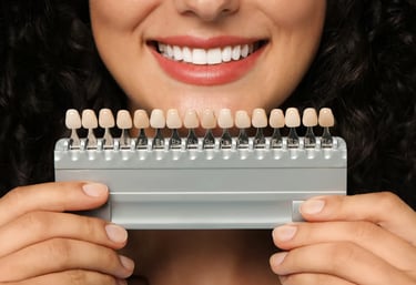 Paciente comparando a cor dos dentes para tratamento de lentes de contato com dentista em Palmas na Goen