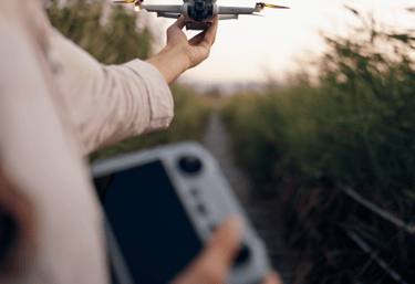 Creador de contenido sosteniendo un dron en su mano