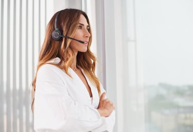 mujer con casco bluetooth wildix