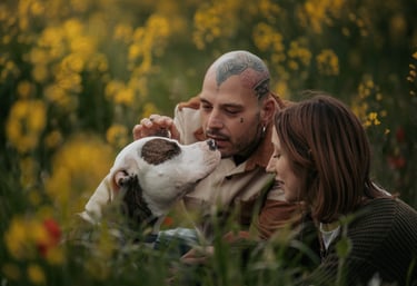 cane-uomo-e-donna-in-un-campo-di-colza