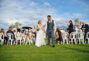 Photo de cérémonie de mariage, les mariés quittant la cérémonie entourés de leurs invités