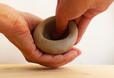 image de main modelant de l'argile