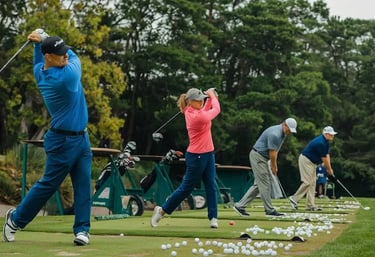 Gruppe von Golfspielern auf der Driving Range