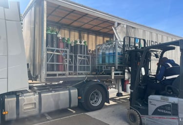 Foto de descarga de cestas con botellas