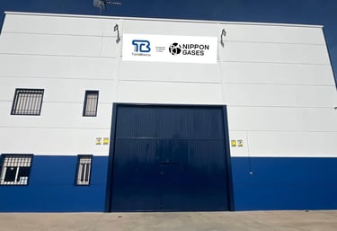 Foto de fachada de nave con logotipo