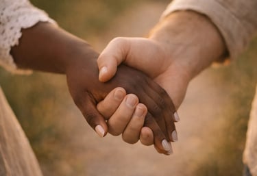 Couple romantique main dans la main