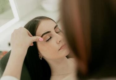 Esteticista realizando un diseño de ceja en clienta