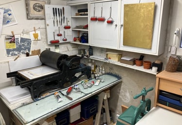 Photographie d'atelier de graveur. 