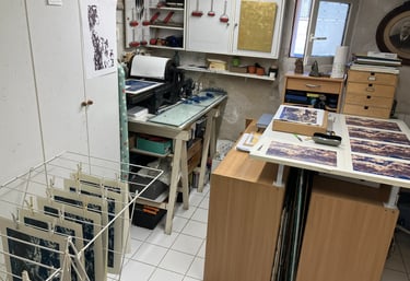 Photographie d'atelier de graveur. 
