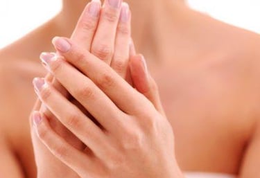 Mani con pelle sana dopo trattamenti medicina estetica Dott. Porro
