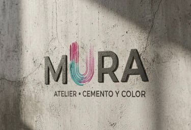  Logotipo minimalista de la marca MURA con acentos coloridos sobre una pared de cemento texturizado