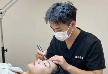 An orthopedic surgeon consulting with a patient about knee recovery exercises.