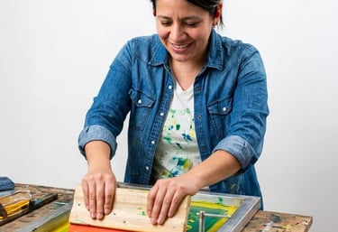 mujer trabajando en serigrafia