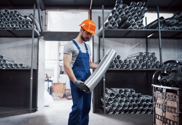 مواد بناء يتم تسليمها من ترا إلى موقع المشروع