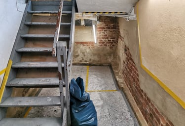 Cantina con danni da umidità.