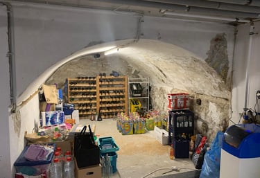 Cantina umida con efflorescenze saline prima del risanamento Isokristall.