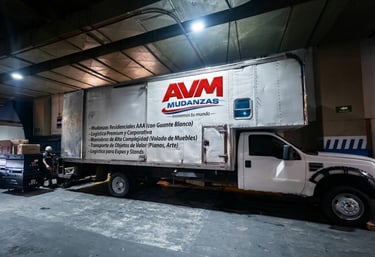 Un camión de mudanzas de AVM Mudanzas en CDMX haciendo un servicio de logística y transporte.