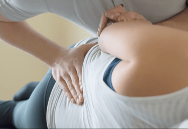 Sessão de quiropraxia para alinhamento da coluna e alívio de dores.