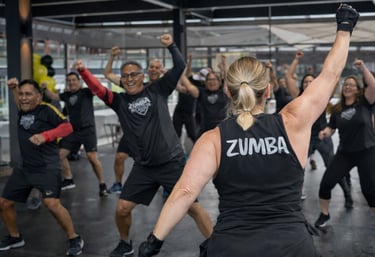 Adultos activos participando en una clase de Zumba fitness en interiores